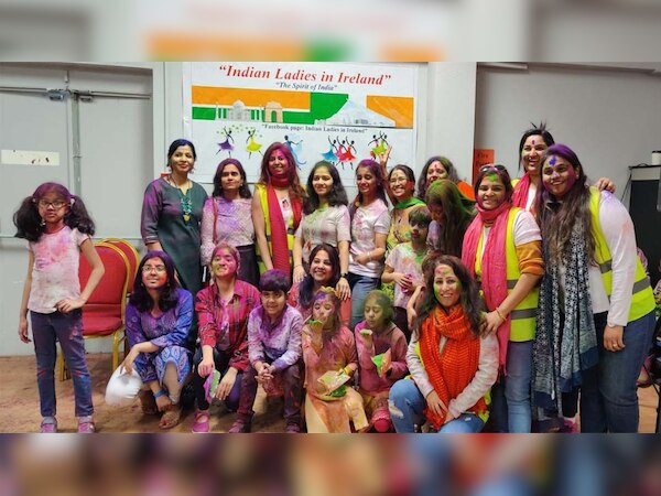  आयरलैंड के इस शहर में पहली बार खेली गई होली; सांसद रिचर्ड ब्रूटन बने खास मेहमान 