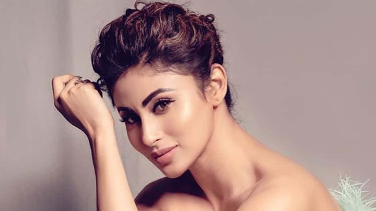 Mouni Roy Photos: बालकनी में बोल्ड हुईं मौनी रॉय, रिवीलिंग स्कर्ट पहन दिखाया कातिलाना अंदाज