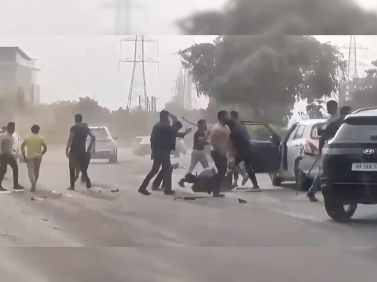 गाड़ी टच होने पर दिखा गुंडों का तालिबानी रूप, 3 KM बाद चालक को सड़क पर गिराकर 20 लोगों ने पीटा