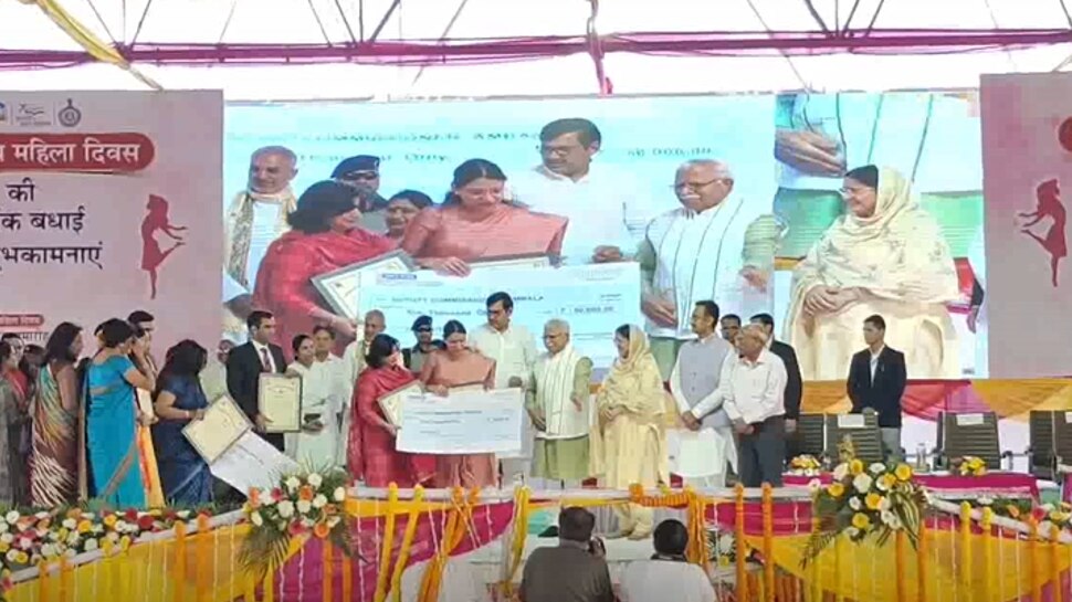 Karnal: हरियाणा सरकार ने महिलाओं को किया सम्मानित, CM ने कहा- मेरी सफलता के पीछे मेरी मां का हाथ