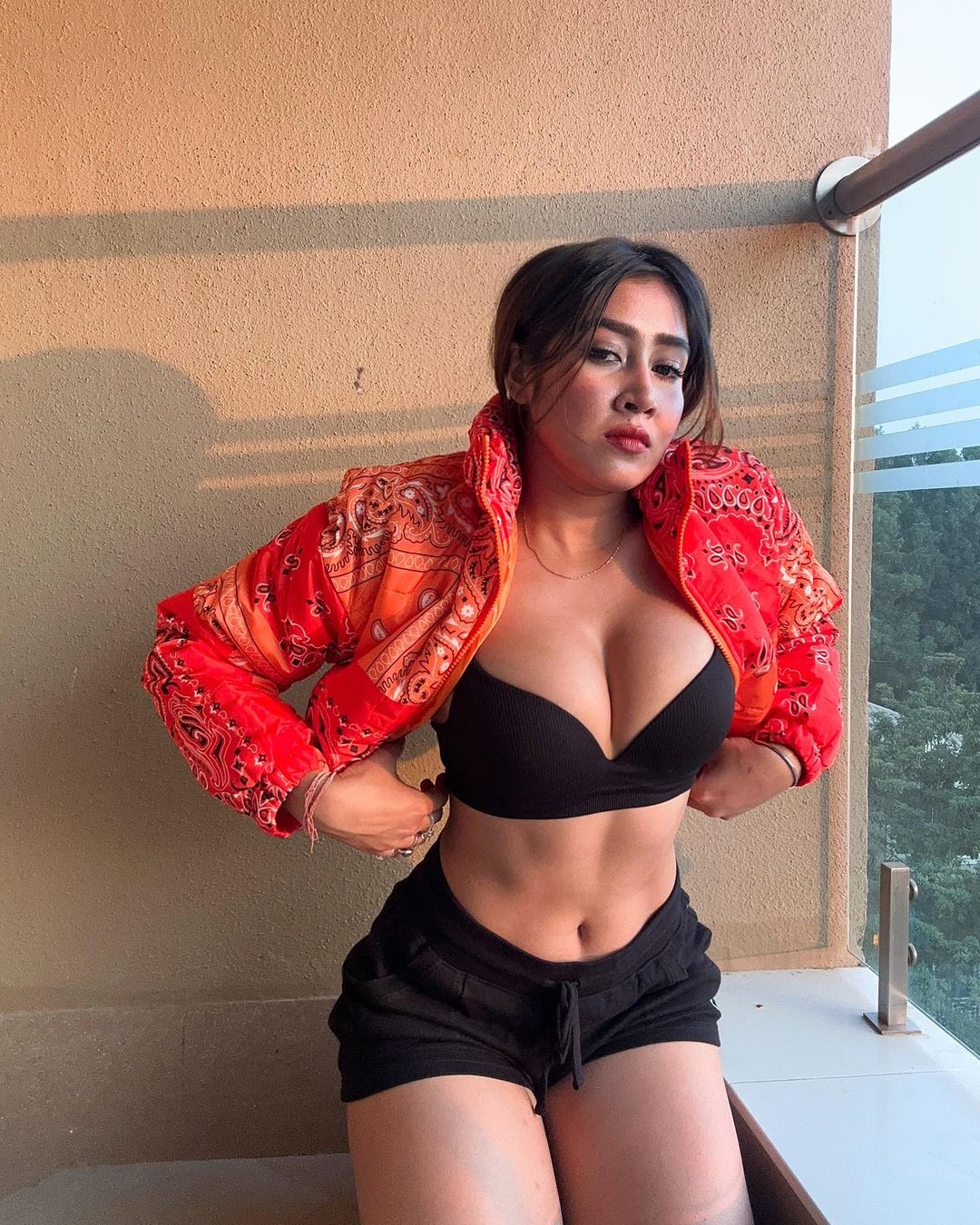 Sexy Sofia Ansari look too hot in latest photos braless show cleavage in  front of crowd to seduce fans | Sofia Ansari के आगे फीकी है Esha से लेकर  Disha की बोल्डनेस,