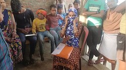 प्रेमी के घर के आगे धरने पर बैठी प्रेमिका, बोली- शादी के बाद बेवफा निकला बॉयफ्रेंड