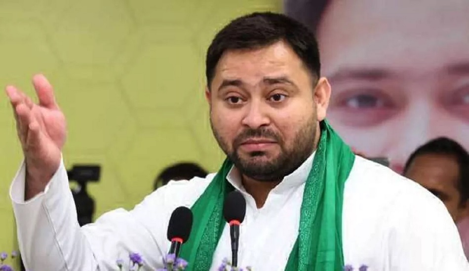जमीन के बदले नौकरी देने के मामले में बढ़ी लालू परिवार की मुश्किलें, पूछताछ के लिए CBI ने तेजस्वी को भेजा समन जमीन के बदले नौकरी देने के मामले में बढ़ी लालू परिवार की मुश्किलें, पूछताछ के लिए CBI ने तेजस्वी को भेजा समन