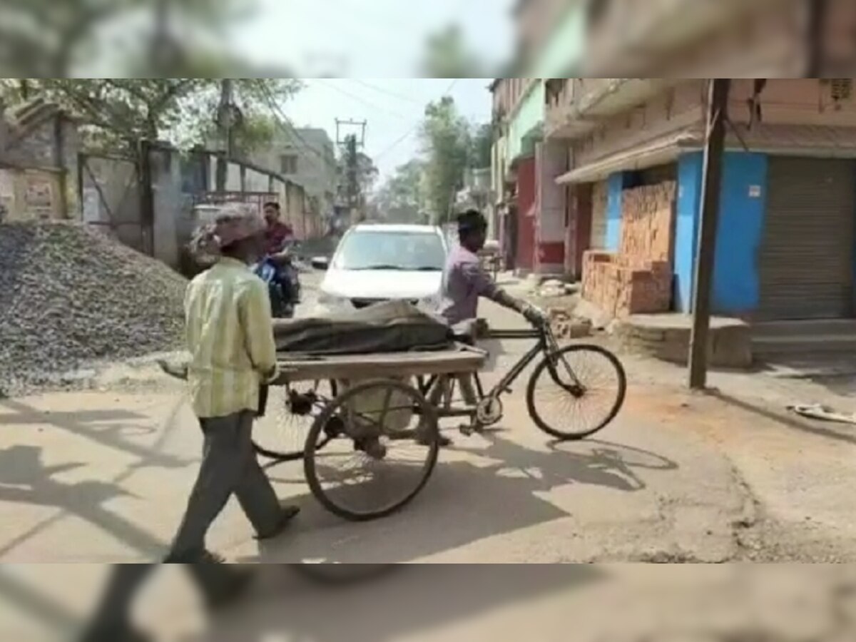 देवघर सदर अस्पताल में नहीं मिला एंबुलेंस तो परिजन ठेले पर लादकर ले गए शव, सिस्टम पर उठे सवाल