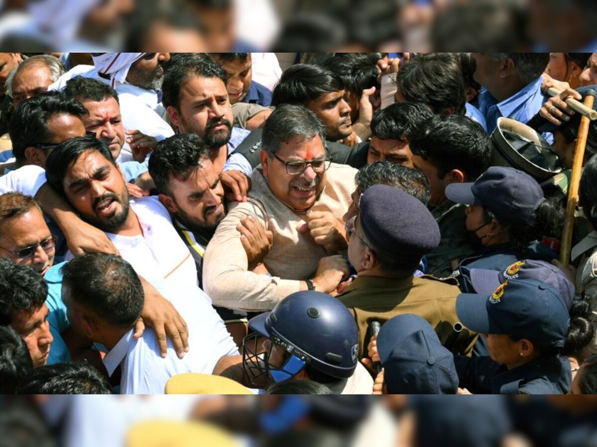 आक्रोश: वीरांगनाओं के समर्थन में BJP का प्रदर्शन, पुलिस से झड़प में पूनिया घायल, दी गिरफ्तारी