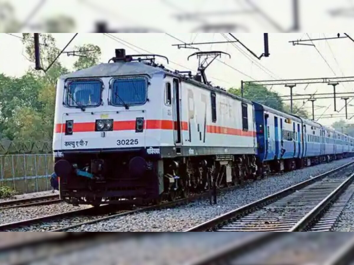 Indian Railway: ଟ୍ରେନରେ ଶୌଚ ବେଳେ ରେଳବିଭାଗକୁ ଗଲା ଯୁବକଙ୍କ ଟ୍ୱିଟ, ସାର୍ ପାଣି ଆସୁନି...