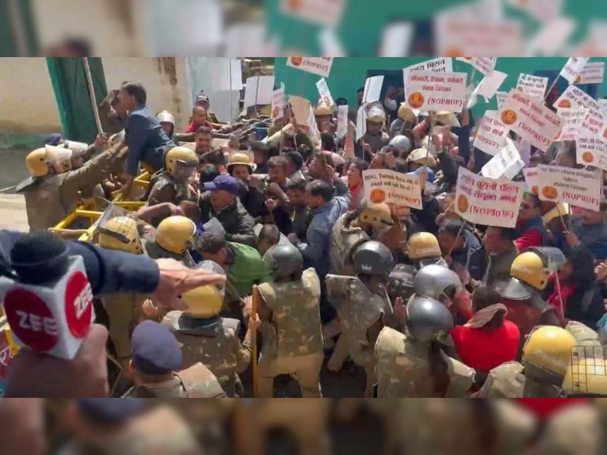 Uttarakhand: उत्तराखंड में अब ओल्ड पेंशन स्कीम को लेकर आंदोलन, सड़क पर उतरे कर्मचारी चमोली में पुलिसकर्मियों से भिड़े