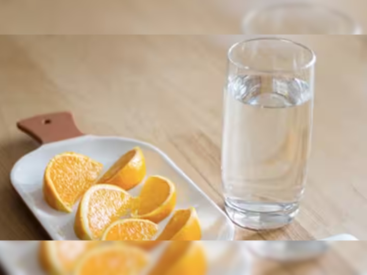 Fitness Tips: क्यों घर के बड़े फल खाने के बाद पीने नहीं देते पानी? जानिए क्या हैं इसके नुकसान