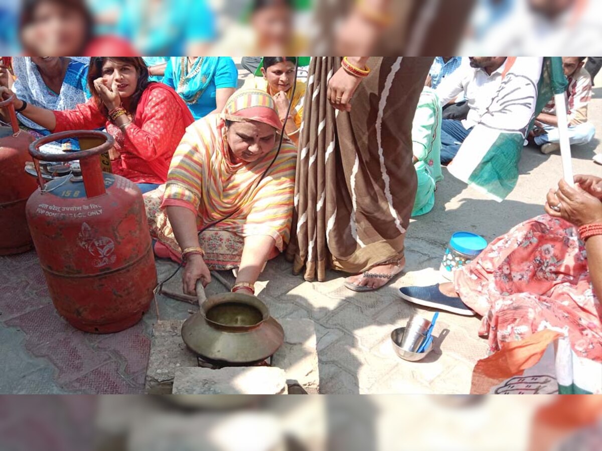 Sriganganagar: महिला कांग्रेस का जोरदार विरोध प्रदर्शन,सांसद निवास के बाहर लकड़ी के चूल्हे पर बनाई चाय 