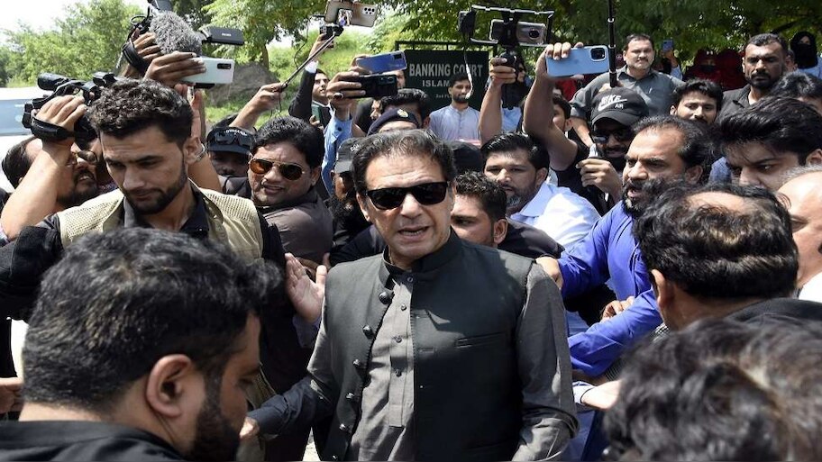Pakistan: पाकिस्तान में जारी है सियासी ड्रामा; गिरफ़्तार हो सकते हैं इमरान, वारंट जारी