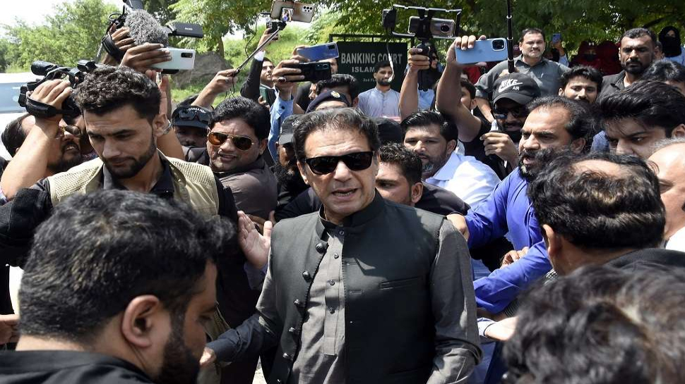 Pakistan: पाकिस्तान में जारी है सियासी ड्रामा; गिरफ़्तार हो सकते हैं इमरान, वारंट जारी Pakistan: पाकिस्तान में जारी है सियासी ड्रामा; गिरफ़्तार हो सकते हैं इमरान, वारंट जारी