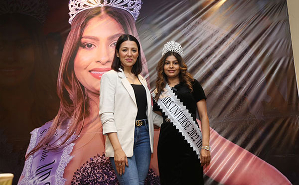 नागपुर की 2 बच्चों की मां ज़ोया शेख ने बुल्गारिया में जीता मिस यूनिवर्स अवॉर्ड, देखें तस्वीर नागपुर की 2 बच्चों की मां ज़ोया शेख ने बुल्गारिया में जीता मिस यूनिवर्स अवॉर्ड, देखें तस्वीर