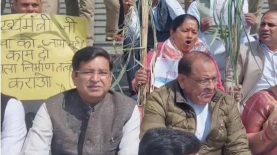 Uttarakhand Budget Session: गन्ना लेकर उत्तराखंड विधानसभा पहुंचे कांग्रेस विधायक, बजट सत्र में हुआ जोरदार हंगामा