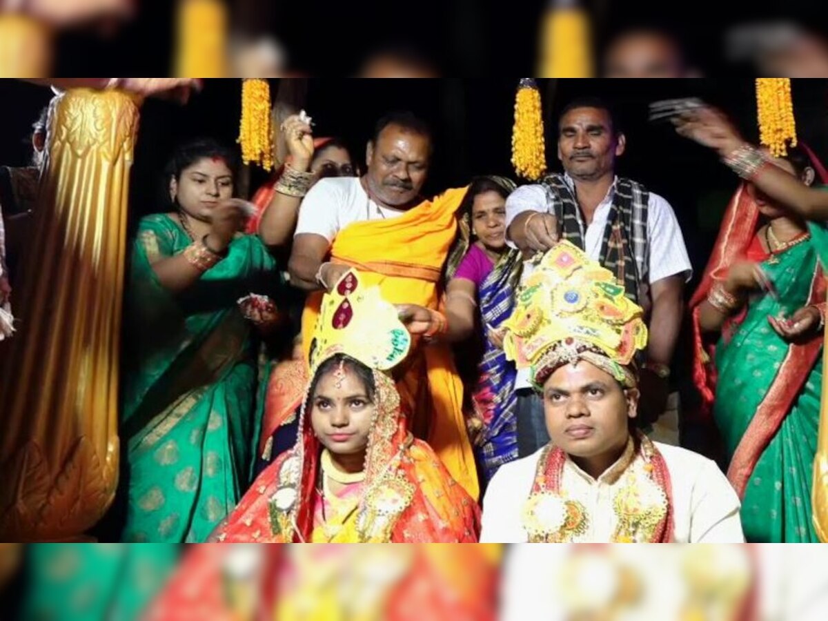 Unique Style Marriage: ବିବାହ ଦିନକୁ ଚିରସ୍ମରଣୀୟ କରିବା ପାଇଁ ନିଆରା ଢଙ୍ଗରେ ବିବାହ କଲେ ଦମ୍ପତି 