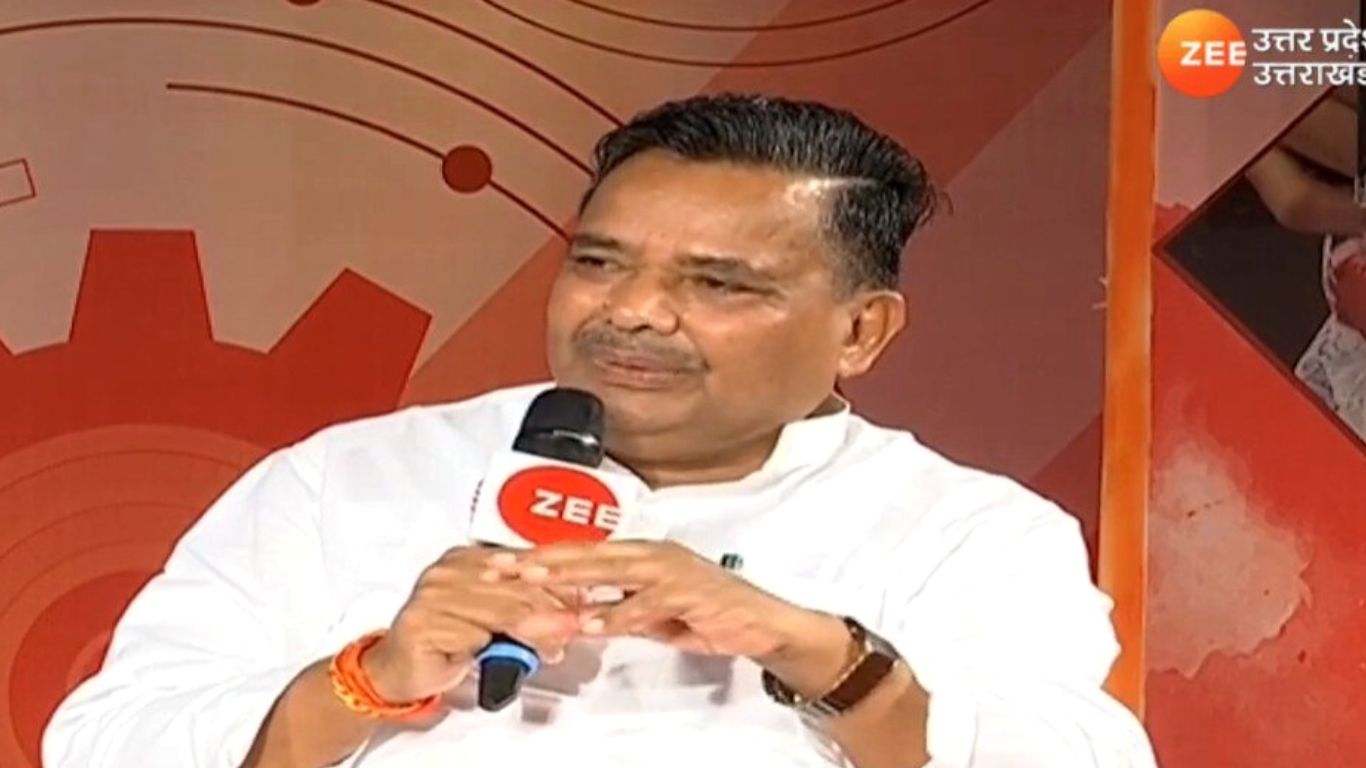 'आपकी तरह मुंबई से डांसर बुलाकर नाच तो नहीं करा रहे', रामायण और दुर्गा पाठ को लेकर यूपी के मंत्री का अखिलेश पर हमला 'आपकी तरह मुंबई से डांसर बुलाकर नाच तो नहीं करा रहे', रामायण और दुर्गा पाठ को लेकर यूपी के मंत्री का अखिलेश पर हमला