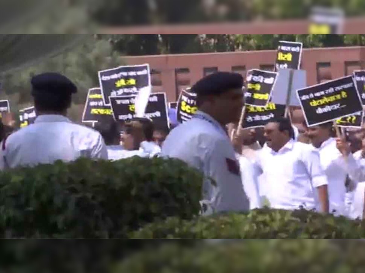 अडानी ग्रुप के खिलाफ विपक्षी दलों का आक्रमक रुख, संसद भवन से ईडी दफ्तर तक निकाला मार्च 