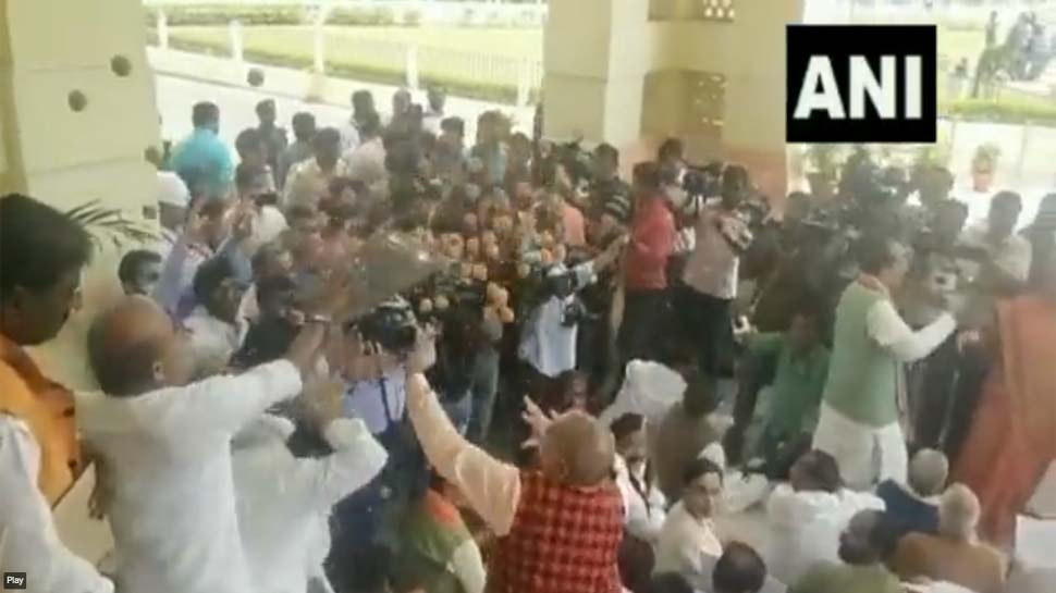 बिहार में BJP विधायकों के जले पर नमक छिड़कने पहुंचा RJD विधायक; ऐसा मिला रिएक्शन ! बिहार में BJP विधायकों के जले पर नमक छिड़कने पहुंचा RJD विधायक; ऐसा मिला रिएक्शन !