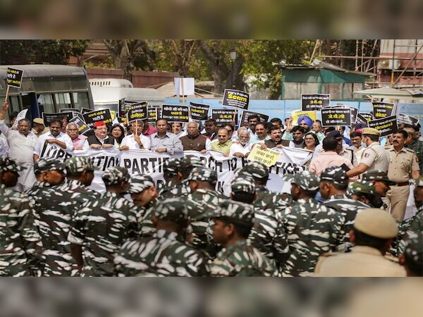अडानी मुद्दे पर संसद से सड़क पर आ गया 18 विपक्षी दल, सरकार ने दिखा दी औकात !  