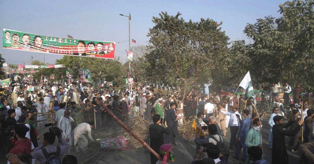 Pakistan Rrrrrrrrr Lahore has become a battlefield Imran is afraid of being killed see the ...