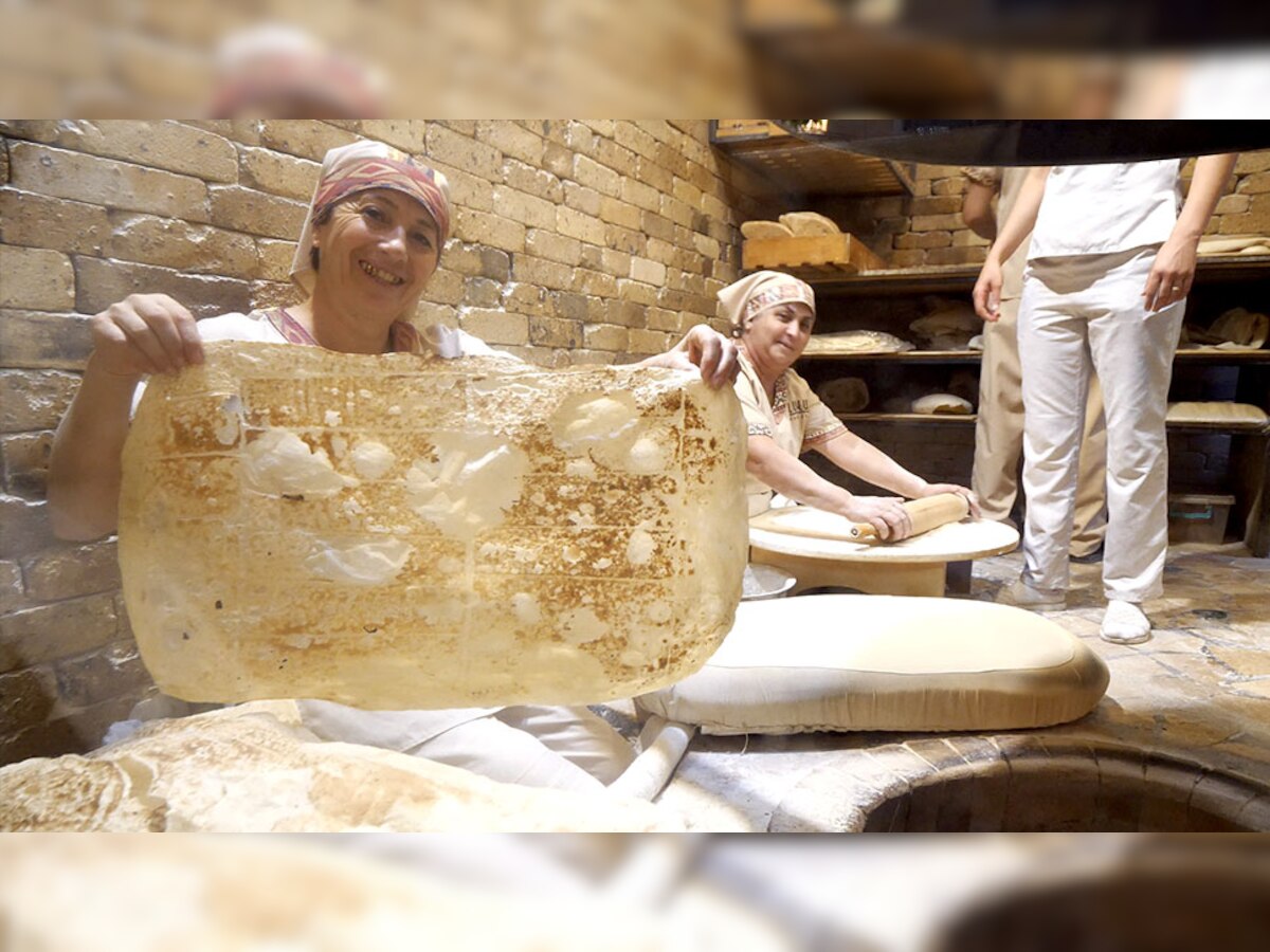 World Biggest Roti: इस देश में बनती हैं दुनिया की सबसे बड़ी रोटियां, एक रोटी से भर जाता है 2 लोगों का पेट; यूनेस्को के हैरिटेज में शामिल