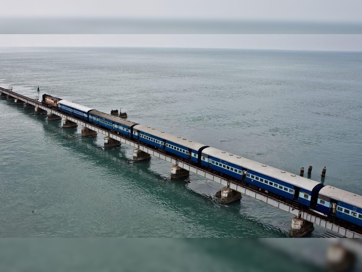 Indian Railways: क्या आपने भारत की इस ट्रेन में किया है सफर, जो समुद्र में करती है ट्रैवल; उफनती लहरें देखकर उड़ जाते हैं लोगों के होश