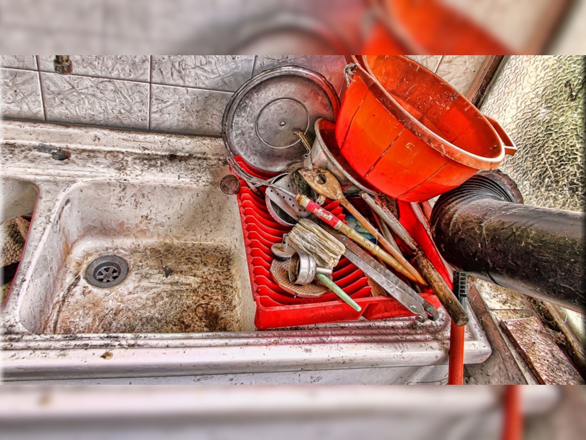 Kitchen Sink Cleaning Tips: रसोई की सिंक से पानी निकलना हो गया है कम? घबराएं नहीं, अपना लें काम के ये जरूरी टिप्स