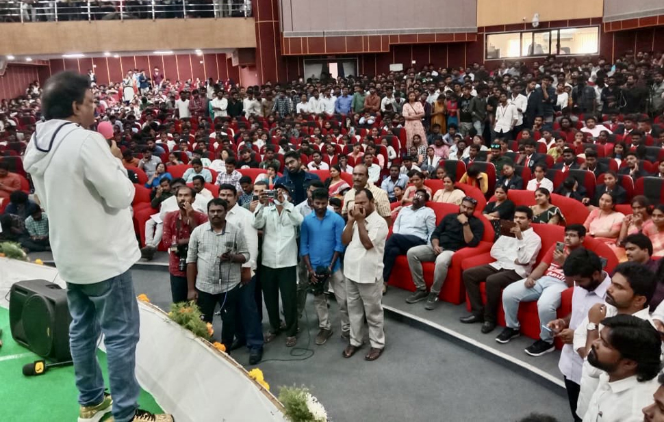 राम गोपाल वर्मा को 37 साल बाद मिली इंजीनियर की डिग्री; द्रौपदी मुर्मू को लेकर दिया था बयान राम गोपाल वर्मा को 37 साल बाद मिली इंजीनियर की डिग्री; द्रौपदी मुर्मू को लेकर दिया था बयान