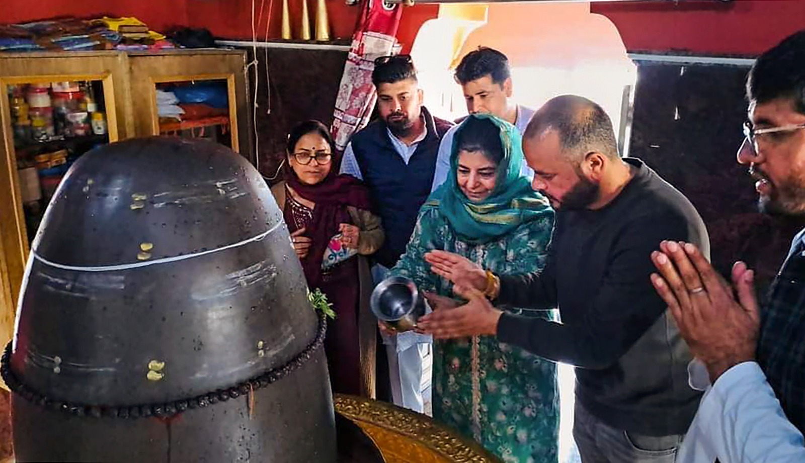 शिवलिंग जलाभिषेक पर महबूबा मुफ्ती ने दिया रिएक्शन, किया बड़ा खुलासा शिवलिंग जलाभिषेक पर महबूबा मुफ्ती ने दिया रिएक्शन, किया बड़ा खुलासा