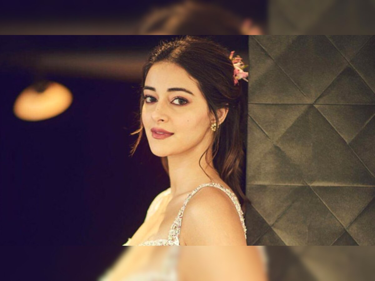 Ananya Panday looking sexy in saree in deep neck blouse video from Alanna  Panday Wedding | à¤¬à¤¹à¤¨ à¤…à¤²à¤¾à¤¨à¤¾ à¤•à¥€ à¤¶à¤¾à¤¦à¥€ à¤®à¥‡à¤‚ à¤…à¤¨à¤¨à¥à¤¯à¤¾ à¤ªà¤¾à¤‚à¤¡à¥‡ à¤¨à¥‡ à¤²à¥‚à¤Ÿà¥€ à¤®à¤¹à¤«à¤¿à¤², à¤¸à¤¾à¤¡à¤¼à¥€  à¤®à¥‡à¤‚ à¤­à¥€ à