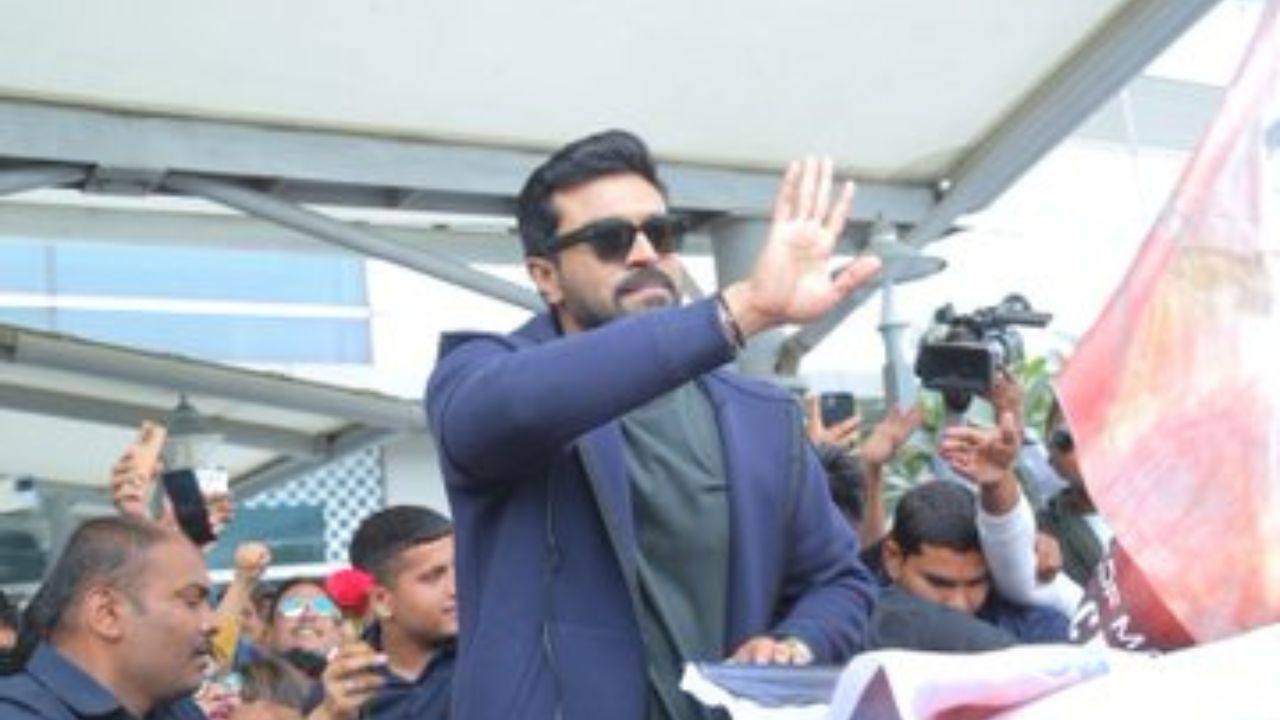 Ram Charan: Oscar ଜିତିବା ପରେ RRR ଷ୍ଟାରଙ୍କୁ ଏମିତି ଓ୍ବେଲକମ୍ କଲେ ଫ୍ୟାନ୍ସ, ରାମ ଚରଣଙ୍କ ପତ୍ନୀ କହିଲେ... Ram Charan: Oscar ଜିତିବା ପରେ RRR ଷ୍ଟାରଙ୍କୁ ଏମିତି ଓ୍ବେଲକମ୍ କଲେ ଫ୍ୟାନ୍ସ, ରାମ ଚରଣଙ୍କ ପତ୍ନୀ କହିଲେ...
