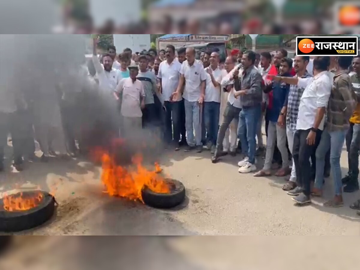 भीनमाल जिला बनाओ आंदोलन: लोगों ने SDM दफतर के बाहर टायर जलाकर किया प्रदर्शन