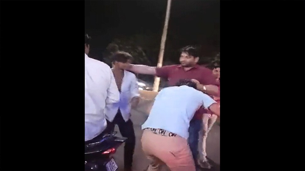 सरेराह भीड़ ने की युवक की पिटाई, तमाशबीन बने देखते रहे लोग, Video Viral