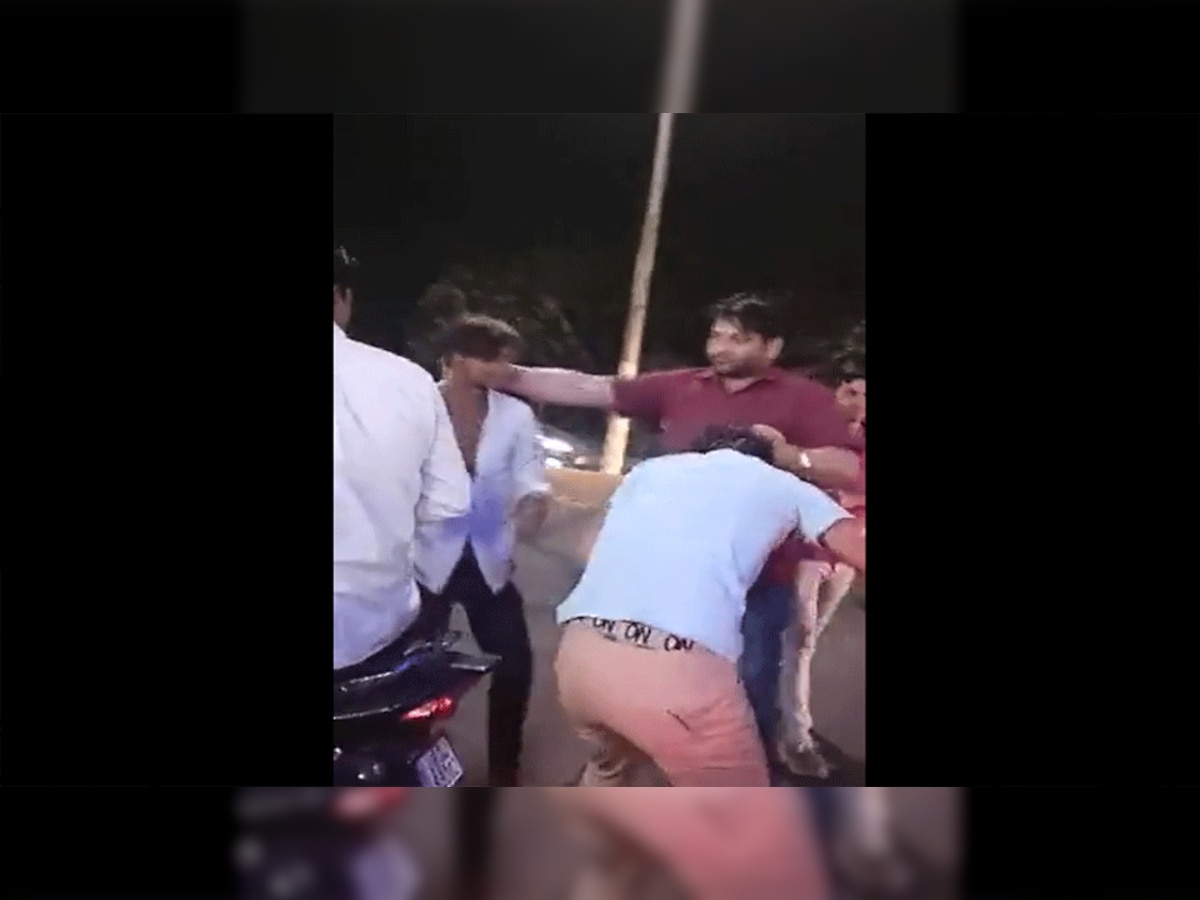 सरेराह भीड़ ने की युवक की पिटाई, तमाशबीन बने देखते रहे लोग, Video Viral 