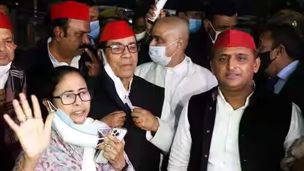 BJP को घेरने के लिए ममता से मिले अखिलेश; लेकिन दोनों को एक दूसरे से लगता है डर! BJP को घेरने के लिए ममता से मिले अखिलेश; लेकिन दोनों को एक दूसरे से लगता है डर!