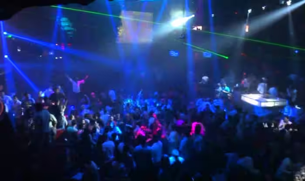 ये कैसा विदेशी नाइट क्लब? ना शराब, ना सिगरेट और ना ही मांस, बस संस्कृत गानों पर थिरकते हैं लोग ये कैसा विदेशी नाइट क्लब? ना शराब, ना सिगरेट और ना ही मांस, बस संस्कृत गानों पर थिरकते हैं लोग