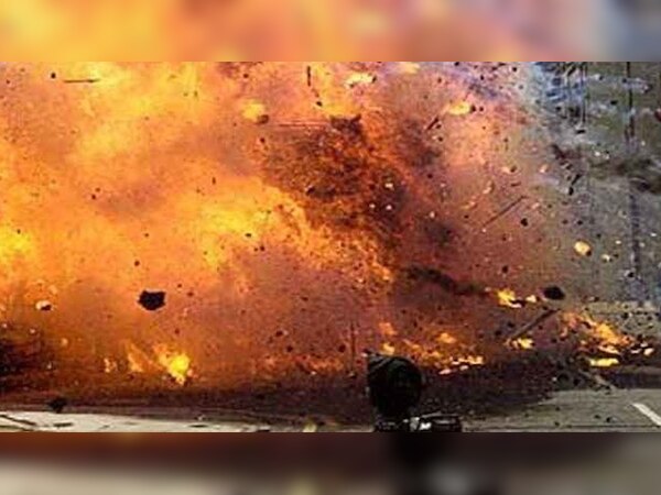 बम को खिलौना समझ कर खेलने लगे बच्चे, विस्फोट होने पर गई दो लोगों की जान
