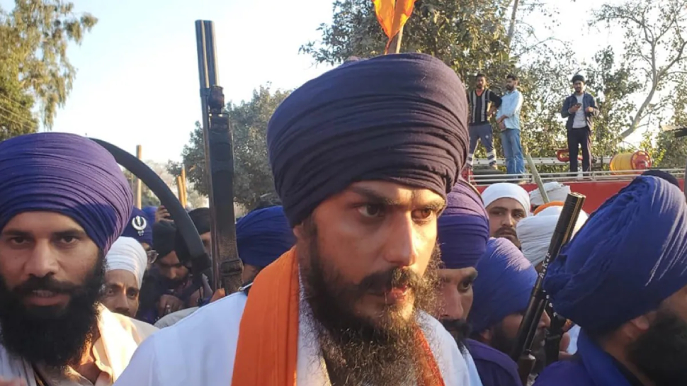 Punjab: ख़ालिस्तानी समर्थक की गिरफ़्तारी के बाद माहौल गर्म; धारा 144 लागू, इंटरनेट सेवा प्रभावित Punjab: ख़ालिस्तानी समर्थक की गिरफ़्तारी के बाद माहौल गर्म; धारा 144 लागू, इंटरनेट सेवा प्रभावित