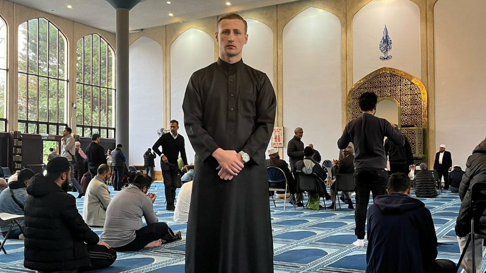 ब्रिटेन के अरबपति अल्फी बेस्ट ने कबूला इस्लाम, कहा- "अल्लाह जिसे रास्ता दिखाता है..." ब्रिटेन के अरबपति अल्फी बेस्ट ने कबूला इस्लाम, कहा- "अल्लाह जिसे रास्ता दिखाता है..."