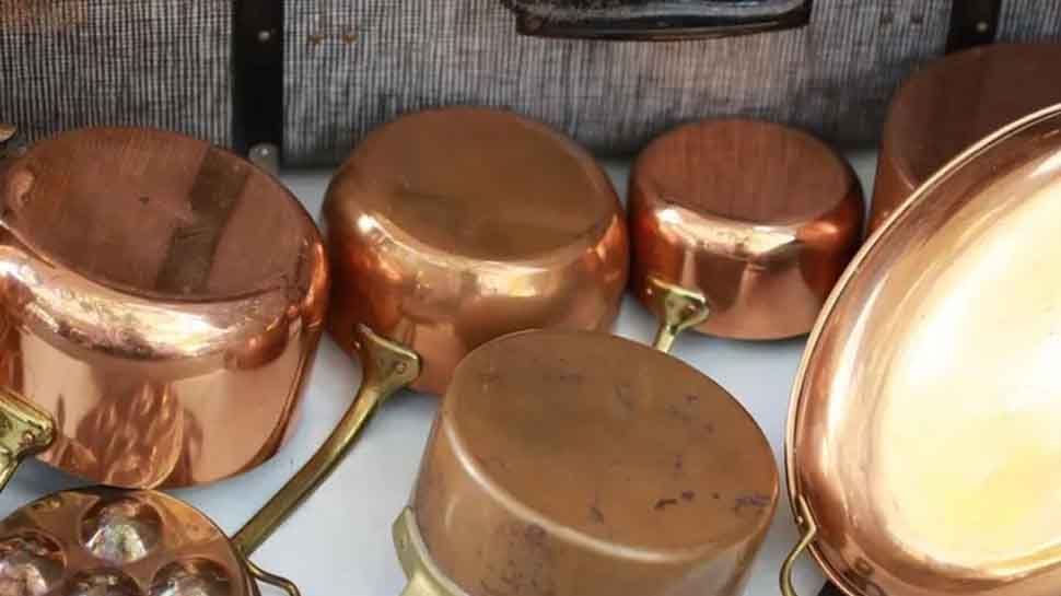 kitchen hacks how to clean copperware tambe ke kale bartan kaise saf kare | सिर्फ 2 मिनट में चमकाएं तांबे के बर्तन, बस इस चीज की होगी जरूरत | Hindi News, Madhya Pradesh - MP