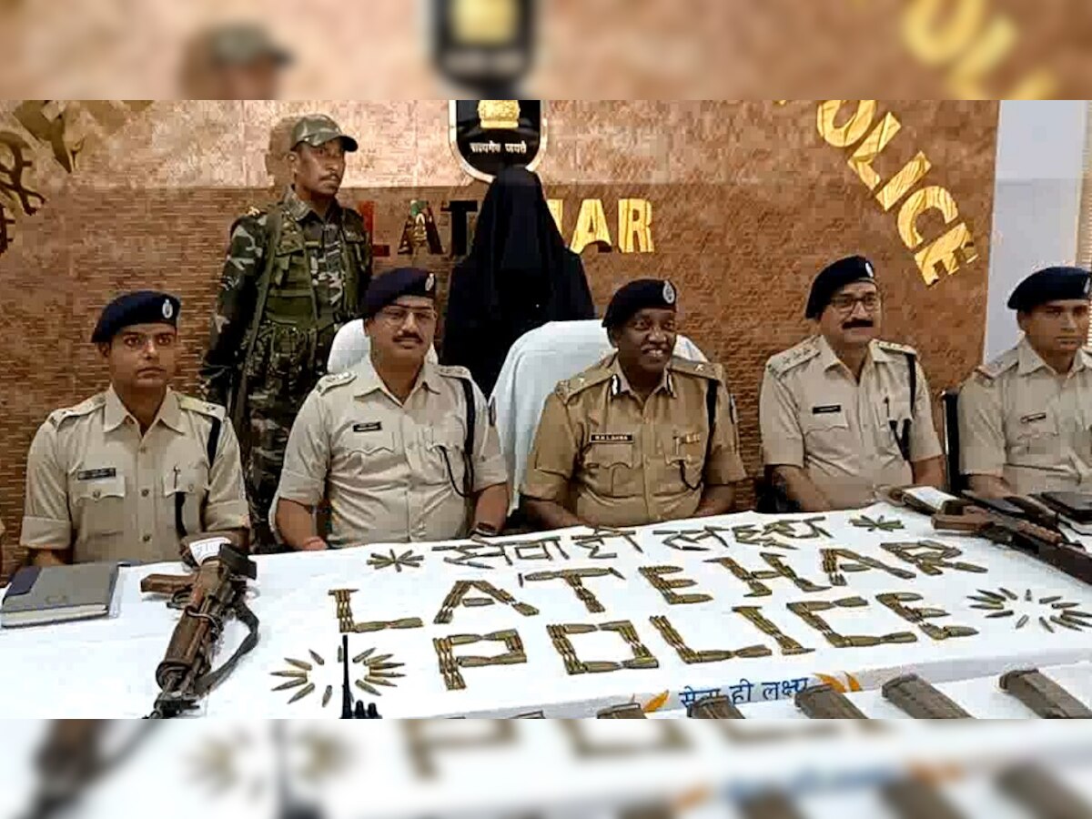 पुलिस ने 10 लाख रुपये के इनामी नक्सली को किया गिरफ्तार, दो राइफल बरामद