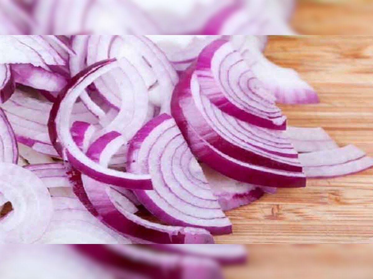 Raw Onion Benefits: रोजाना कच्चा प्याज खाने से मिलेंगे ये जबरदस्त फायदे, आज से ही खाना शुरू कर दें...