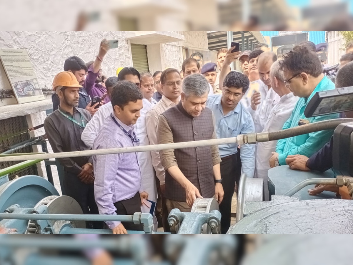 रेल मंत्री वैष्णव ने जयपुर रेलवे स्टेशन पर कैरिज-वैगन अनुरक्षण डिपो का किया निरीक्षण