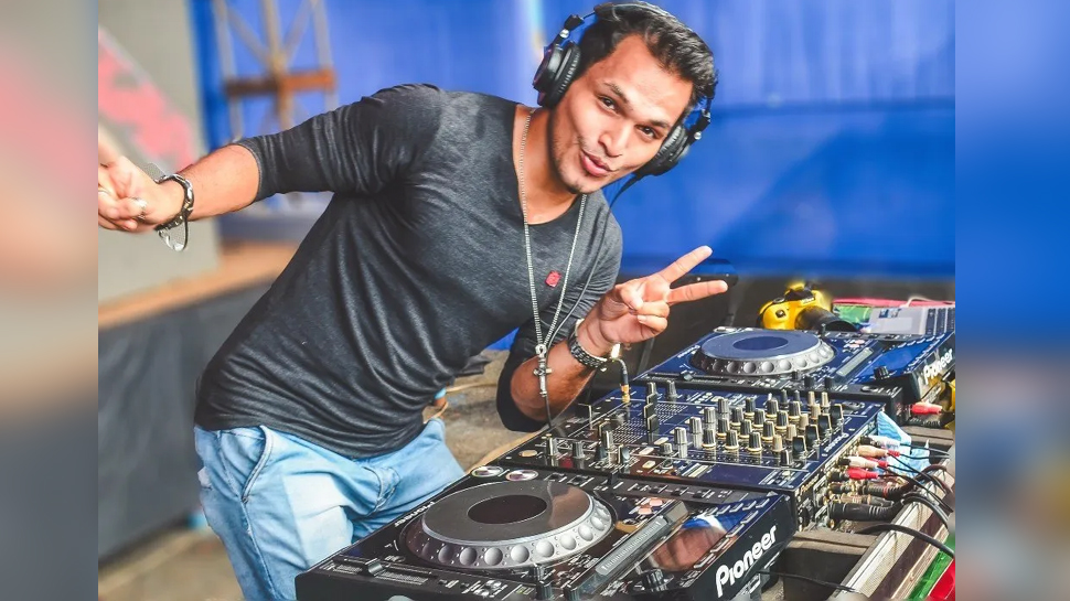 डीजे वाले बाबू अब नहीं बजा पाएंगे मेरा गाना, गर्लफ्रेंड की वजह से खत्म कर ली जिंदगी! डीजे वाले बाबू अब नहीं बजा पाएंगे मेरा गाना, गर्लफ्रेंड की वजह से खत्म कर ली जिंदगी!