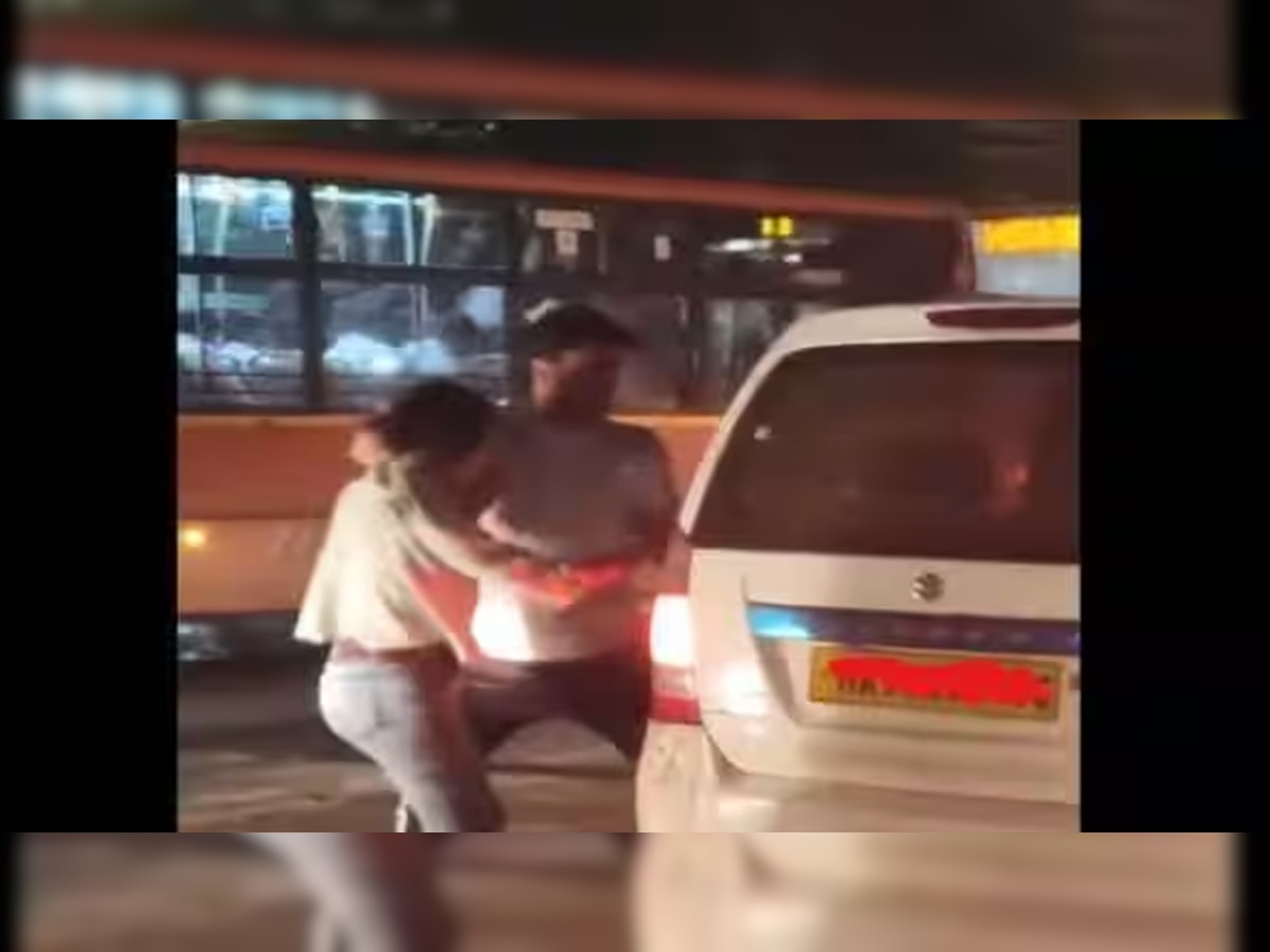 Viral Video: 2 लड़कों ने जबरन लड़की को कार में डाला, लोग बनाते रहे वीडियो, मदद किसी ने नहीं की