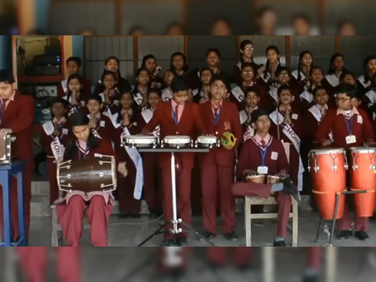 Hanuman Chalisa: स्कूली बच्चों ने बैंड-बाजा के साथ कुछ ऐसे पढ़ी 'हनुमान चालीसा', टीचर से लेकर पैरेंट्स तक रह गए हैरान