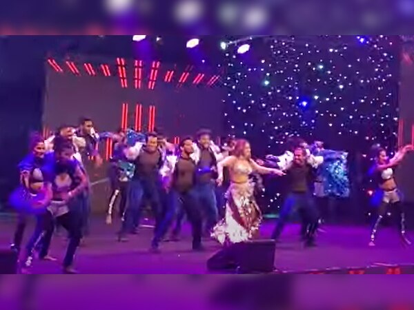 Rashmi Desai ने अपने 'ठुमकों से हिलाया बुर्ज खुलीफा'! भोजपुरी अवॉर्ड में डांस का वीडियो वायरल
