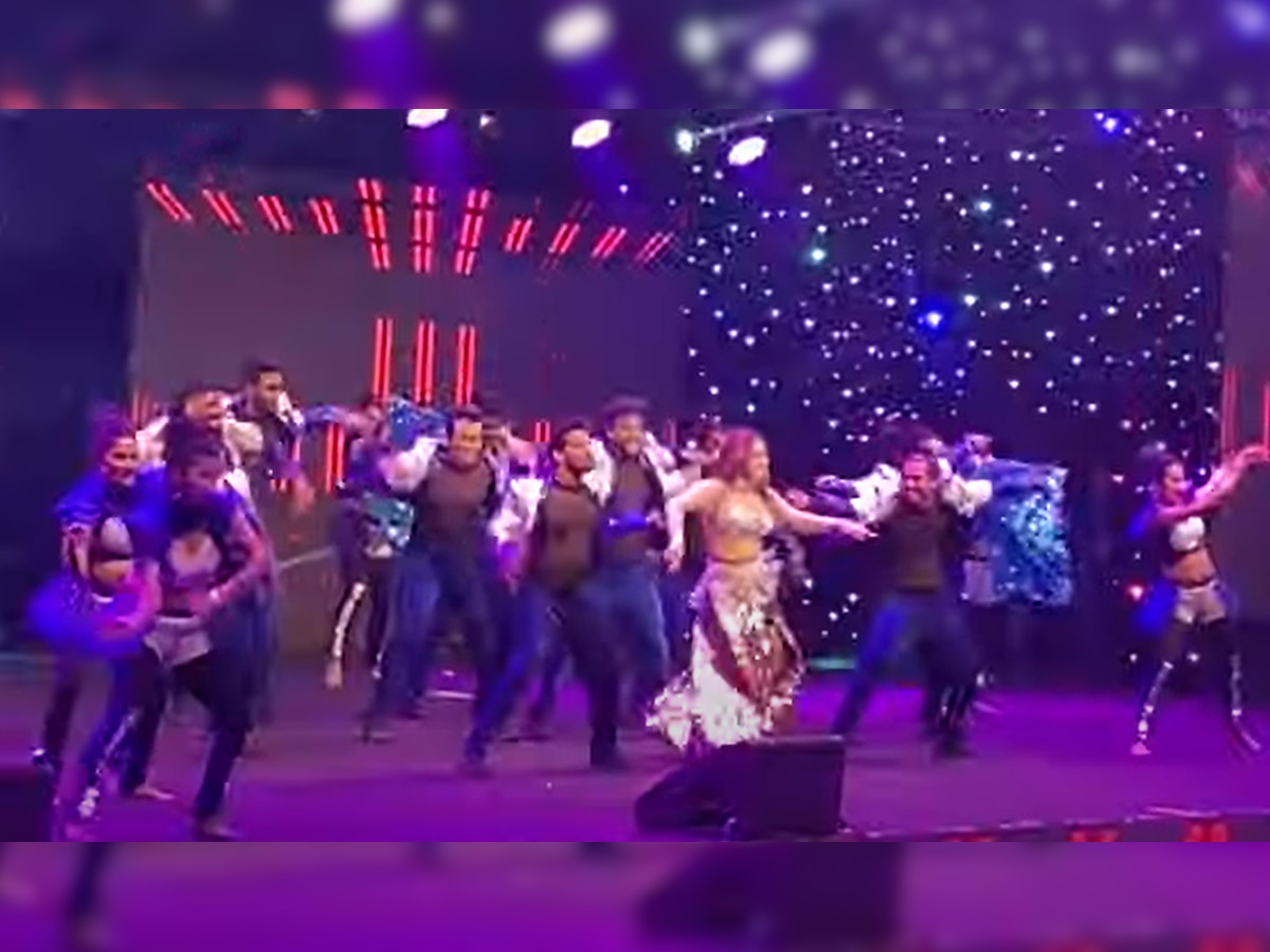Rashmi Desai ने अपने 'ठुमकों से हिलाया बुर्ज खुलीफा'! भोजपुरी अवॉर्ड में डांस का वीडियो वायरल