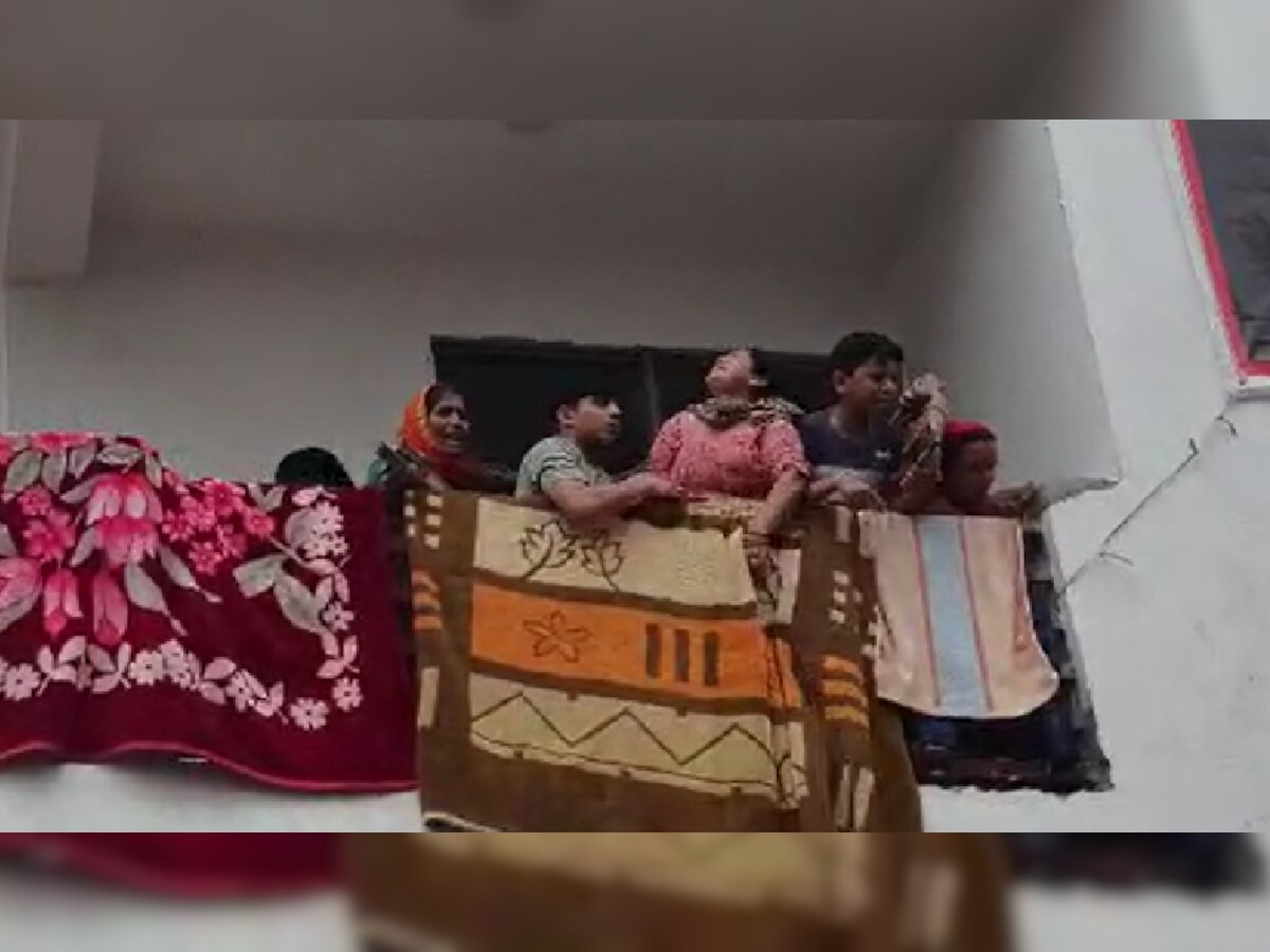 Gurugram: नाथूपुर में निगम ने चलाया तोड़फोड़ अभियान, मकान को टूटने से बचाने के लिए बालकनी में लटकी महिला 