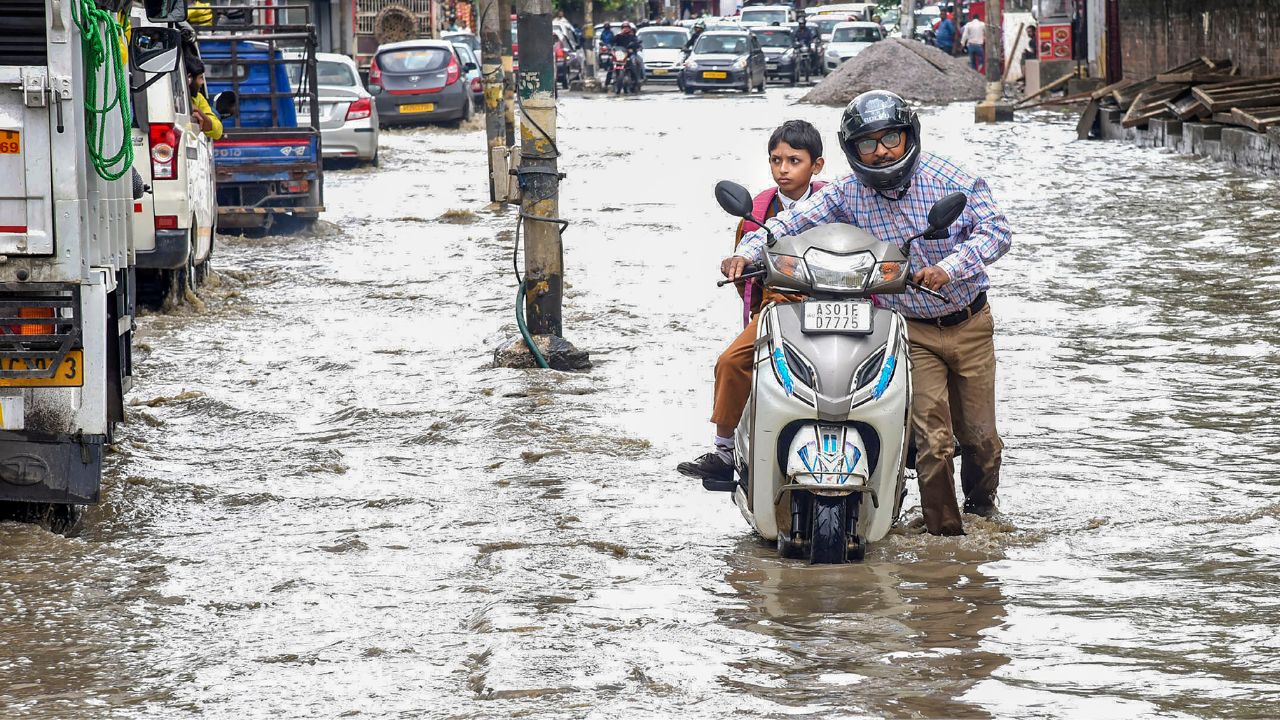 Weather Update: दिल्ली-NCR में बारिश ने तोड़ा रिकॉर्ड, जानें कब खुलेगा मौसम