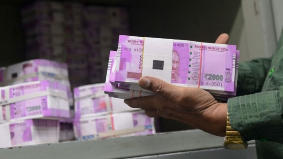 पत्नी को लगी लॉटरी को पति रह गया हैरान
